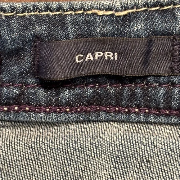 Vigoss Women's Dark Wash Capri jeans. Size 4 - Picture 10 of 10